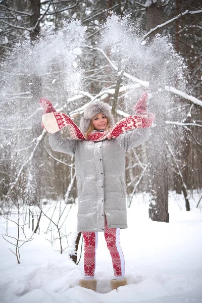 Ξανθιά Γυναίκα Διακοπές Ρίχνουν Χιόνι Στον Αέρα Χαμογελαστό Πρόσωπο Χαριτωμένο — Φωτογραφία Αρχείου