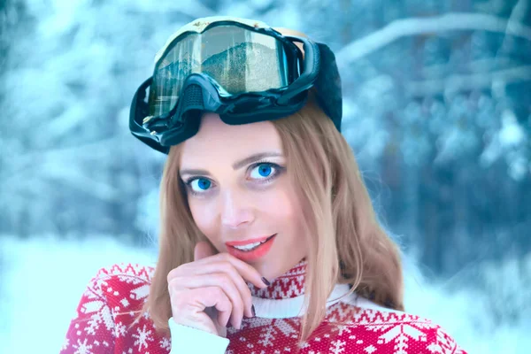 金发女人的肖像 户外寒假 准备滑雪的年轻姑娘 戴着运动眼镜的女滑雪者 红色针织套衫 冬季森林背景的金发高加索女孩 — 图库照片