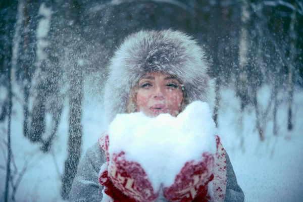 Mulher Soprar Neve Temporada Inverno — Fotografia de Stock