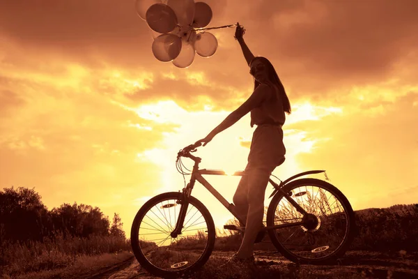 Молодая Девушка Сексуальном Платье Велосипеде Летающие Воздушные Шары — стоковое фото