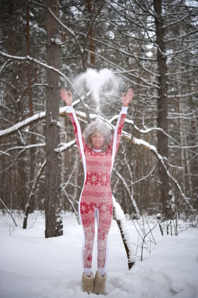 Blonde Frau Wirft Schnee Der Luft Wald Mädchen Tragen Roten — Stockfoto