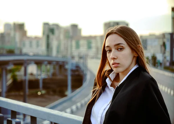 Junges Kaukasisches Mädchen Posiert Auf Einer Brücke Vor Dem Hintergrund — Stockfoto