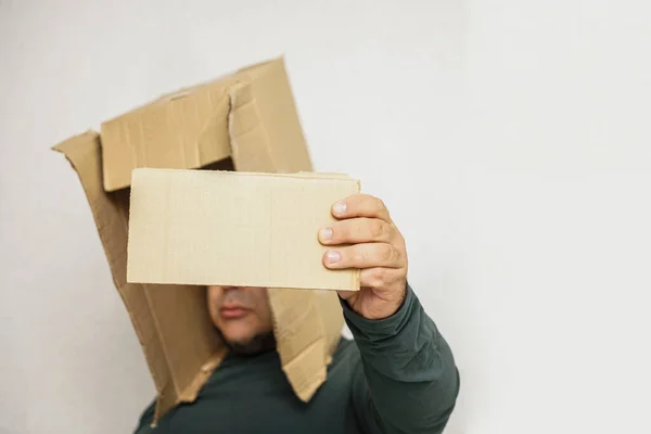 Homme Debout Avec Une Boîte Carton Dessus Tête Isolé Sur — Photo