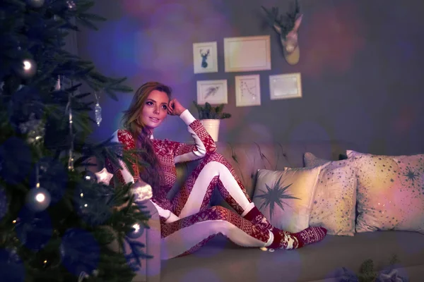 Mujer Sentada Sofá Árbol Navidad Concepto Vacaciones —  Fotos de Stock