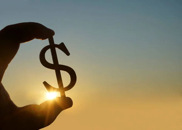Ruka Držet Siluetu Dolaru Znamení Symbol Amerických Peněz Proti Slunečním — Stock fotografie
