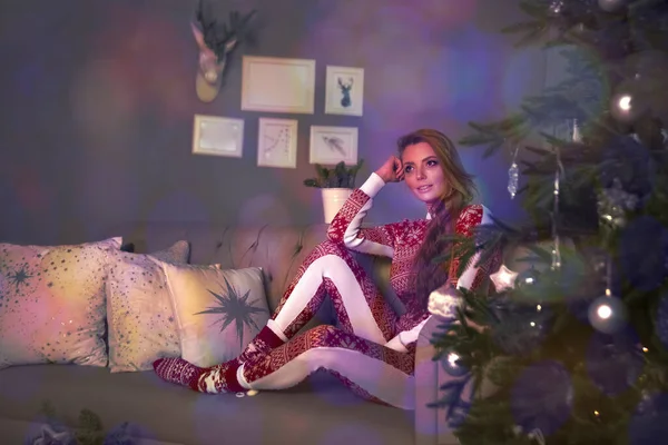 Mujer Sentada Sofá Árbol Navidad Concepto Vacaciones — Foto de Stock