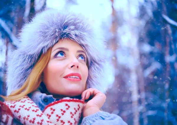 Primer Plano Retrato Mujer Rubia Parque Forestal Hermosa Chica Joven — Foto de Stock