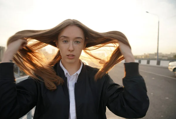 Menina Feliz Close Retrato Fica Vestido Preto Mulher Com Cabelo — Fotografia de Stock