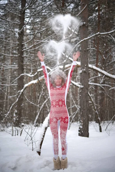 Blonde Frau Wirft Schnee Der Luft Wald Mädchen Tragen Roten — Stockfoto