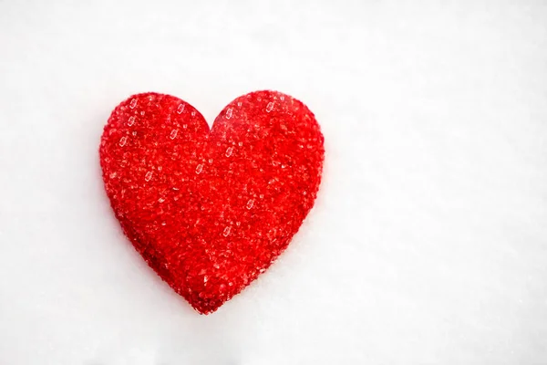 Одно Красное Сердце Лежит Снегу Пустое Место Четырнадцатого Февраля Днем — стоковое фото