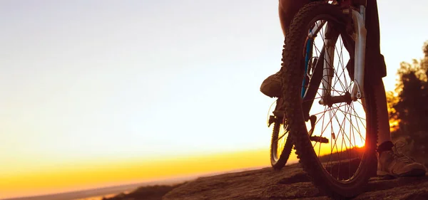 Silhouette Eines Fahrrads Tourist Auf Berggipfel Sonnenaufgang — Stockfoto