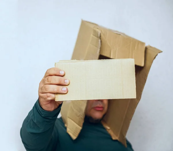 Homme Debout Avec Une Boîte Carton Dessus Tête Isolé Sur — Photo