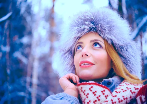 Primer Plano Retrato Mujer Rubia Parque Forestal Hermosa Chica Joven — Foto de Stock