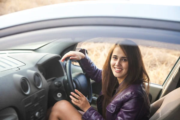 Szczęśliwy Młoda Kobieta Wewnątrz Samochodu — Zdjęcie stockowe
