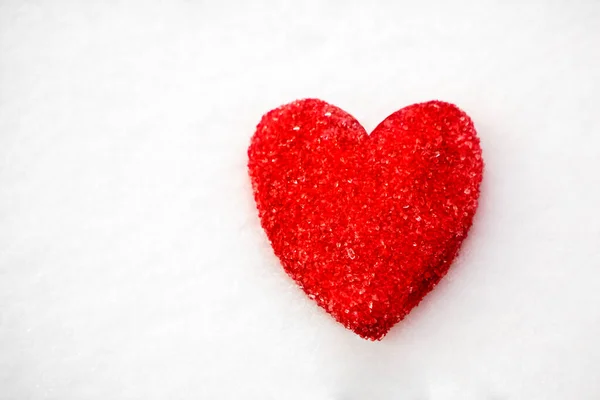 Одно Красное Сердце Лежит Снегу Пустое Место Четырнадцатого Февраля Днем — стоковое фото