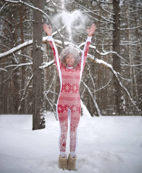 Ξανθιά Γυναίκα Πετάει Χιόνι Στον Αέρα Στο Δάσος Κορίτσι Φοράει — Φωτογραφία Αρχείου