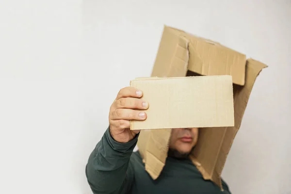 Een Man Met Een Kartonnen Doos Zijn Hoofd Geïsoleerd Witte — Stockfoto