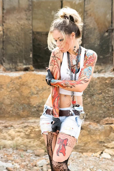 Retrato Mujer Con Cuerpo Pintado Posando Sobre Fondo Edificio Grunge — Foto de Stock