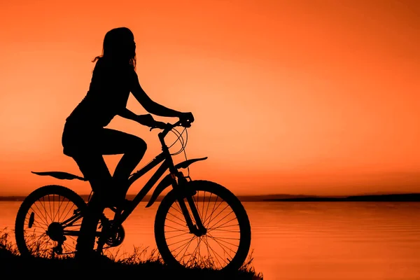 Silhouette Einer Frau Auf Dem Fahrrad Hintergrund Des Sonnenuntergangs — Stockfoto