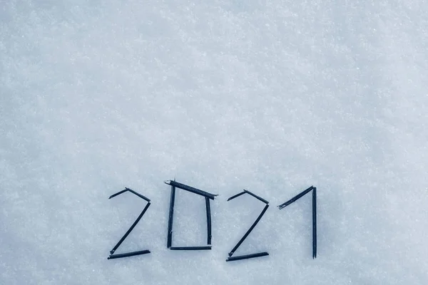 2021 Liter Tekstowych Wykonanych Patyków Płaskiej Powierzchni Śniegu Pocztówka Świąteczna — Zdjęcie stockowe