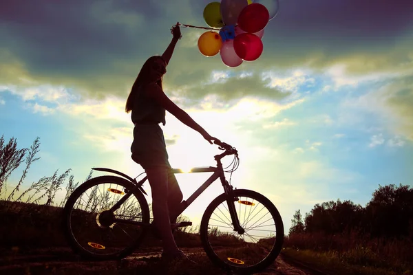 Junges Mädchen Sexy Kleid Fahrrad Fahren Luftballons Fliegen — Stockfoto