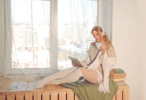 Femme Assise Sur Rebord Fenêtre Lisant Book — Photo