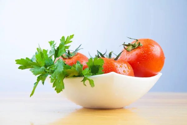 Sedano Pomodori Interi Verdure Fresche Verdi Rosse Bagnate Isolate Fondo — Foto Stock