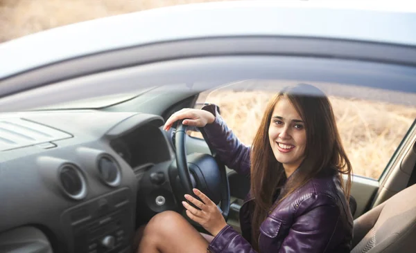 Jovem Mulher Feliz Dentro Carro — Fotografia de Stock