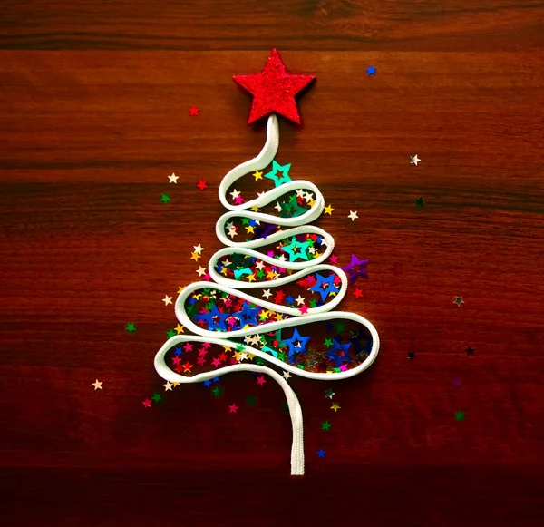 Χριστουγεννιάτικο Δέντρο Από Πολλά Πολύχρωμα Κομφετί Δαντέλα Και Κόκκινο Αστέρι — Φωτογραφία Αρχείου