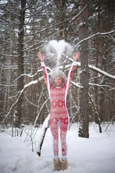 Blonde Frau Wirft Schnee Der Luft Wald Mädchen Tragen Roten — Stockfoto