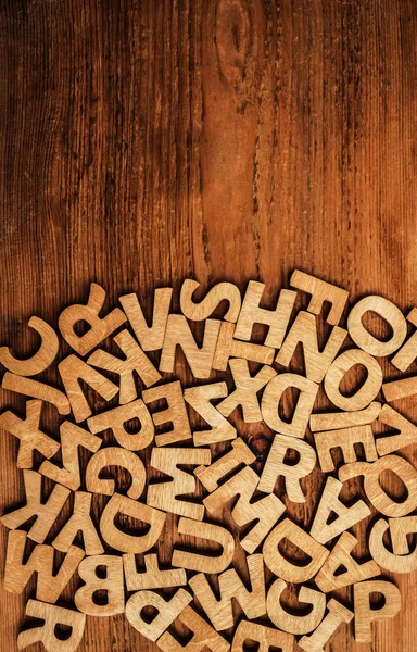 木制字母表字母隔离在木制背景上 很多木制信件 — 图库照片
