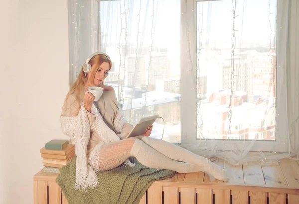 Femme Assise Sur Rebord Fenêtre Lisant Book — Photo