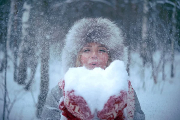 Mulher Soprar Neve Temporada Inverno — Fotografia de Stock