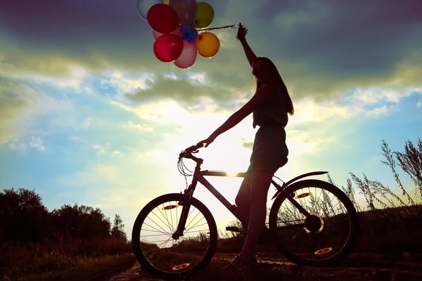 Jong Meisje Sexy Jurk Paardrijden Fiets Vliegen Luchtballonnen — Stockfoto