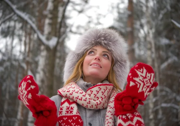 Retrato Mujer Rubia Parque Forestal Hermosa Chica Joven Piel Sombrero — Foto de Stock