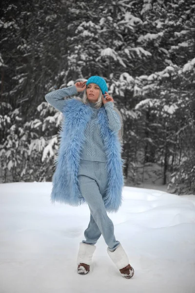 Retrato Invierno Una Hermosa Chica Bosque Nevado Mujer Rubia Caminar — Foto de Stock