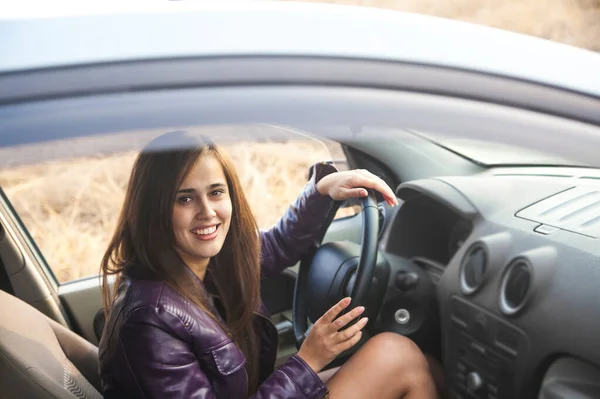 Szczęśliwy Młoda Kobieta Wewnątrz Samochodu — Zdjęcie stockowe