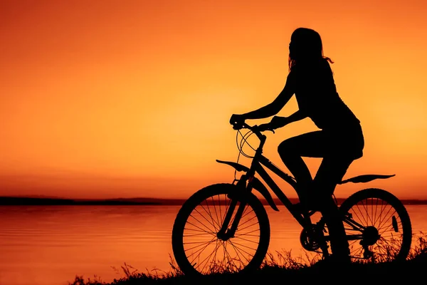 Silhouette Einer Frau Auf Dem Fahrrad Hintergrund Des Sonnenuntergangs — Stockfoto