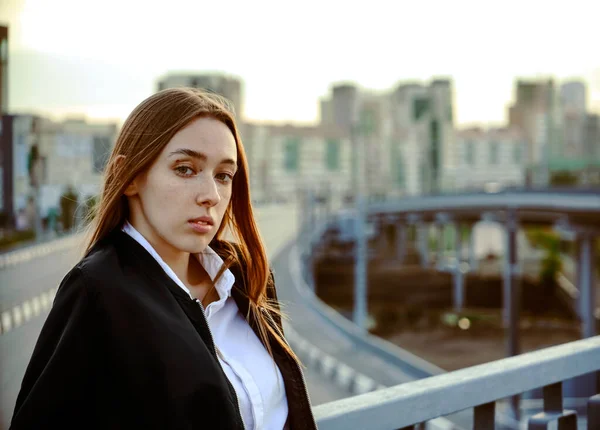 Joven Chica Caucásica Posando Puente Sobre Fondo Ciudad Mujer Triste —  Fotos de Stock