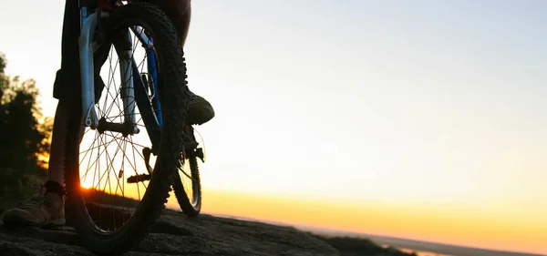 Silhouette Bike Tourist Mountain Peak Sunny Dawn — Stock Photo, Image