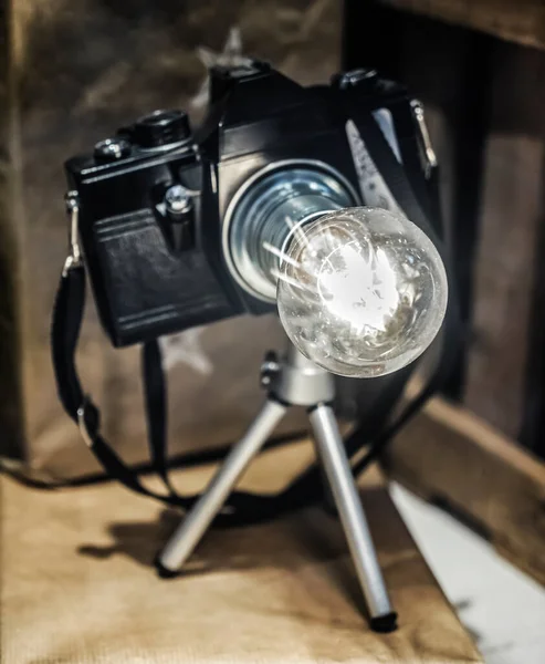 Een Camera Met Een Elektrische Lamp Ingeschroefd Plaats Van Een — Stockfoto