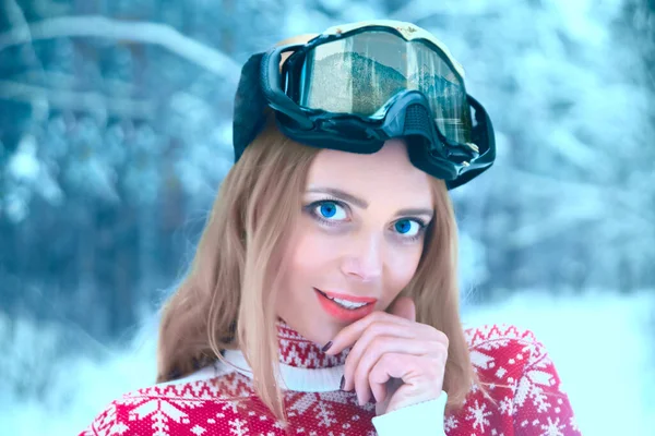 金发女人的肖像 户外寒假 准备滑雪的年轻姑娘 戴着运动眼镜的女滑雪者 红色针织套衫 冬季森林背景的金发高加索女孩 — 图库照片