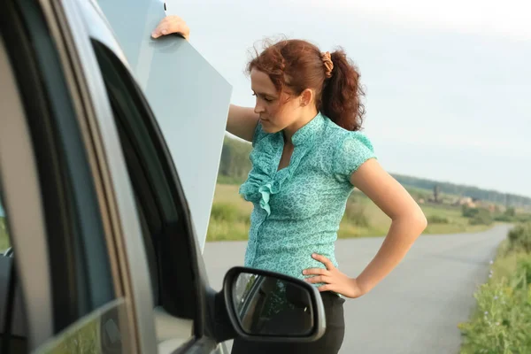 Jonge Vrouw Opent Motorkap Van Kapotte Auto Die Problemen Hebben — Stockfoto