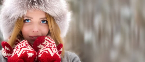 Retrato Mujer Rubia Parque Forestal Hermosa Chica Joven Piel Sombrero — Foto de Stock