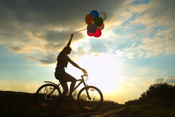 Seksi Elbiseli Genç Kız Bisiklet Sürerken Uçan Balonlar — Stok fotoğraf