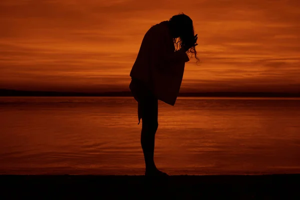 Young Woman Drying Hair Towel Beach Silhouette Female Night Scene — Stock Photo, Image