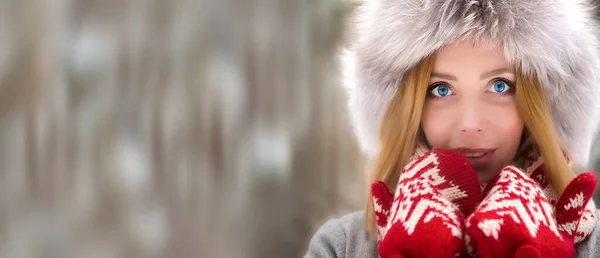 Портрет Блондинки Лесопарке Красивая Молодая Девушка Меховой Зимней Меховой Шапке — стоковое фото