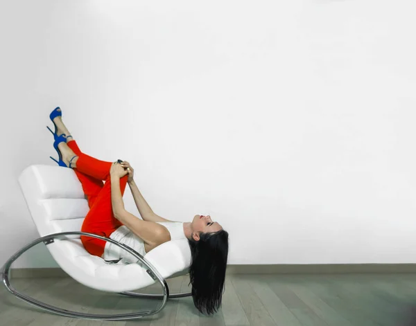 Brünette Latina Hispanische Frau Entspannt Sich Sessel Neben Tür Und — Stockfoto