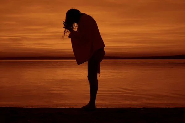 Jovem Mulher Secando Cabelo Com Toalha Praia Silhueta Fêmea Cena — Fotografia de Stock