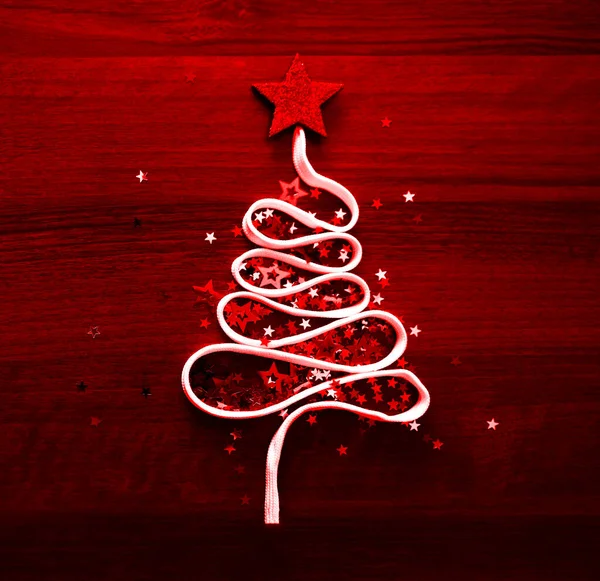 Weihnachtsbaum Aus Viel Buntem Konfetti Spitze Und Rotem Sternspielzeug Auf — Stockfoto